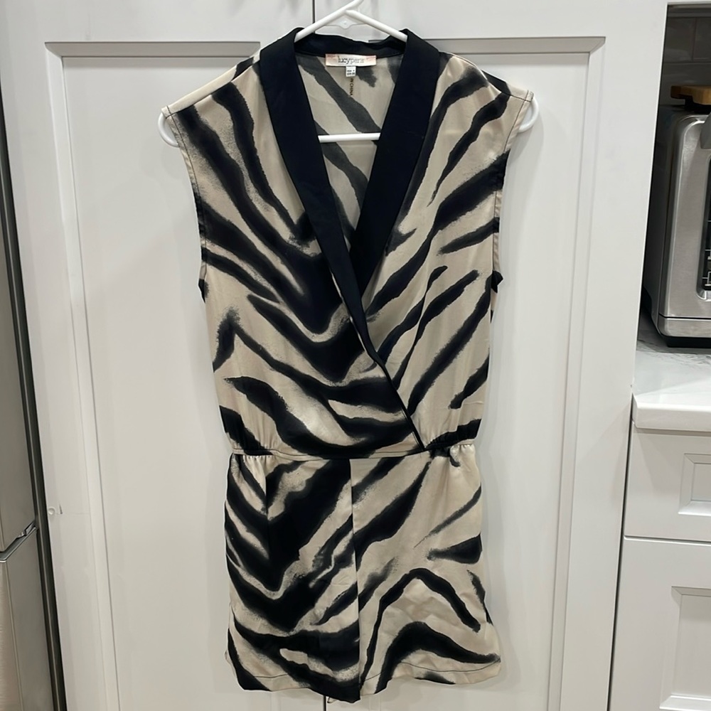 Super cute zebra print romper. Size: S